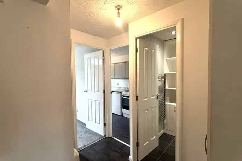 Stunning Newly Refurbished 1 Bedroom Apartment with Parking