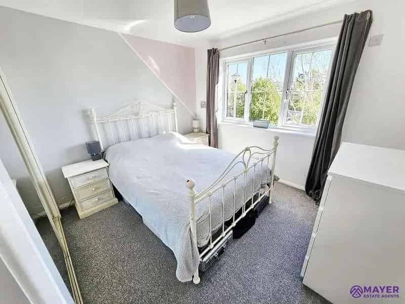 2 Bed Flat for Sale - Spacious Apartment with Parking - No Onward Chain