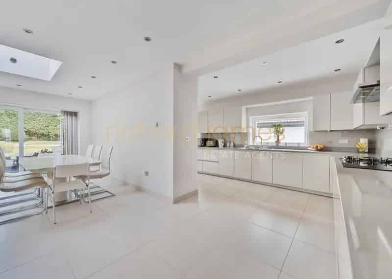 5 Bed Detached House For Sale
