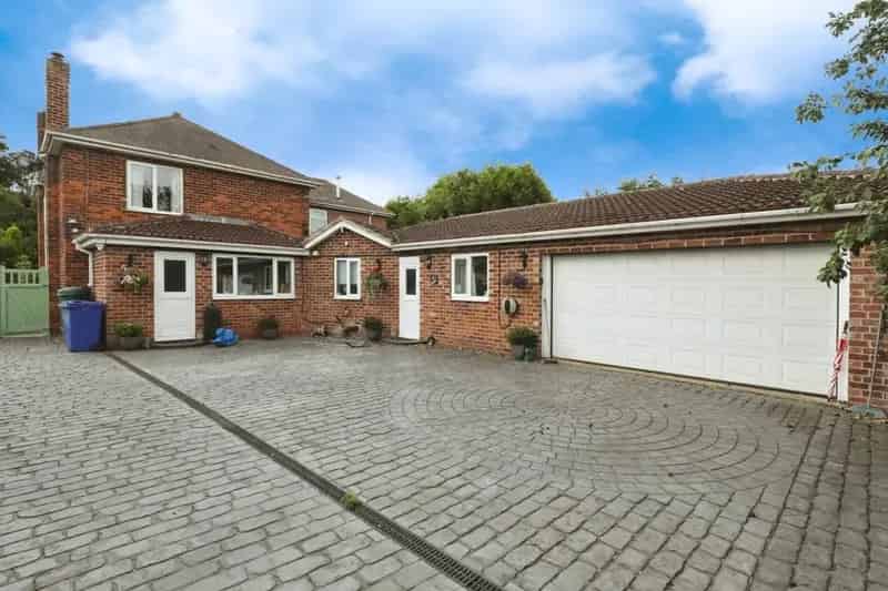 4 Bed House with 2 Bed Annexe Extensive Garden