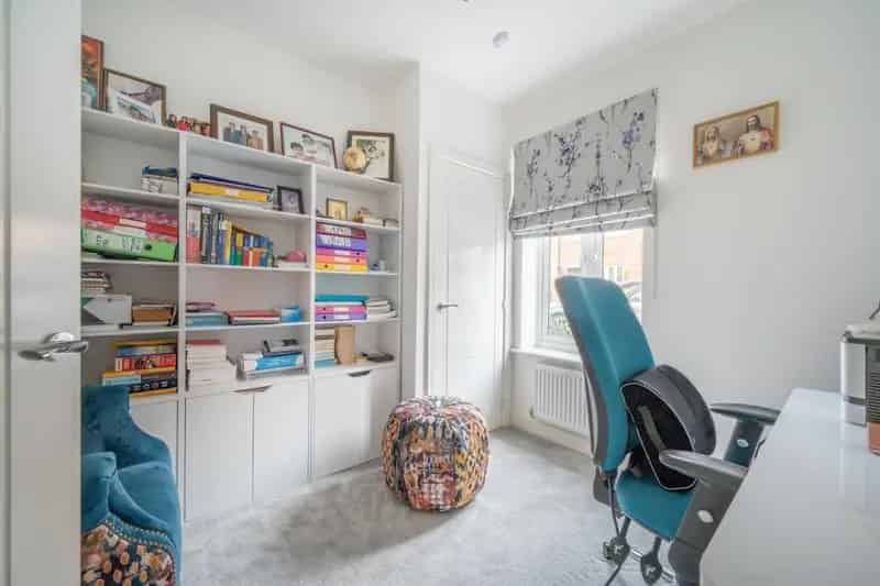Four Bedroom Townhouse Near Schools and Station
