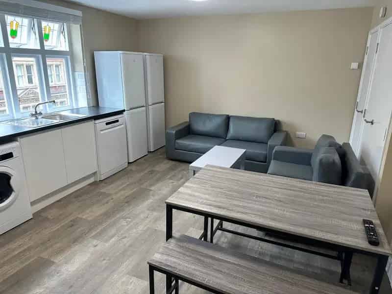 6 Bedroom Flat to Rent for Students and Young Graduates