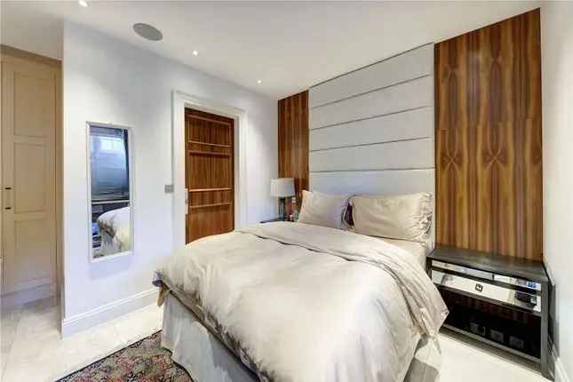 Flat for sale in Knightsbridge, London SW1X