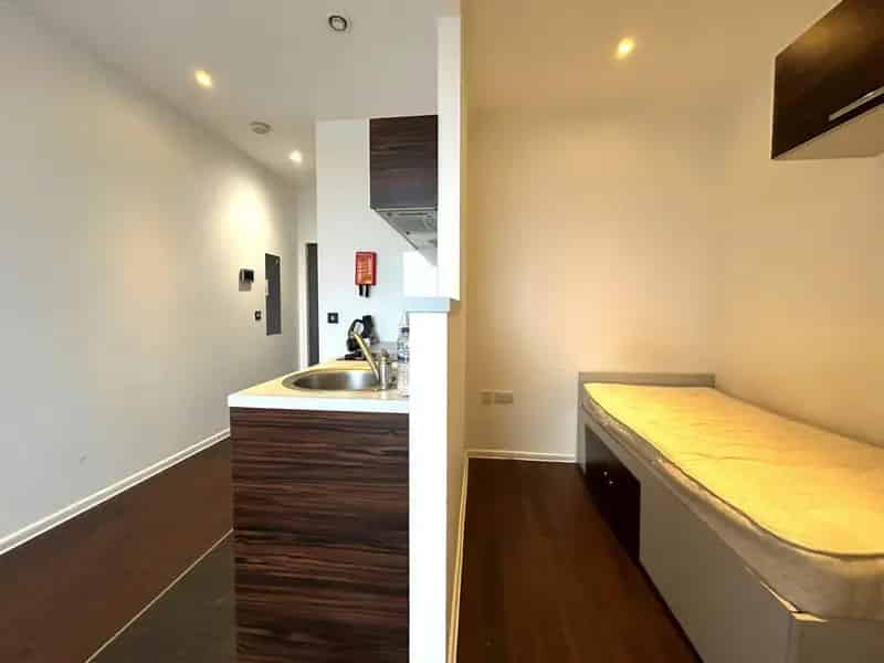 Studio Flat Students Only Air Conditioning Security Entrance Furnished Broadband Included