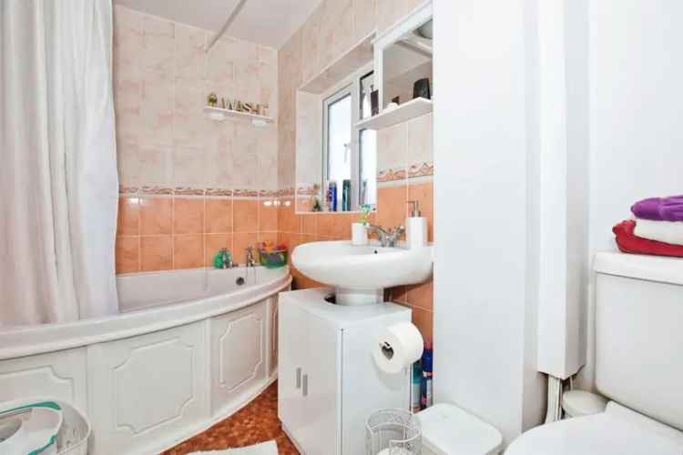 4 Bedroom Family Home with Driveway and Garden