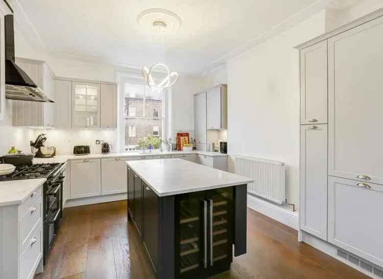 Spacious 3-Bedroom Apartment West Kensington Near Barons Court Tube