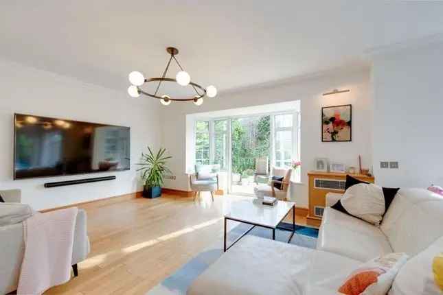 5 Bedroom Detached House for Rent in The Leys London N2