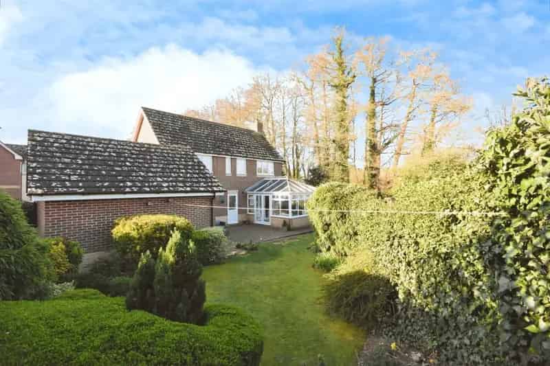 4-Bed House Near Flitch Way