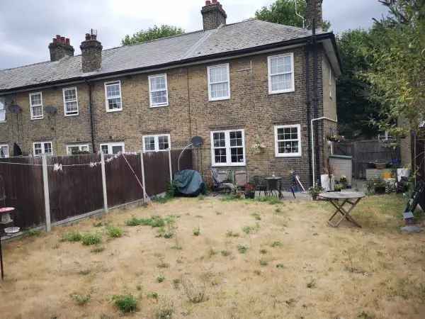 Semi Detached House Docklands Large Garden Parking Near DLR