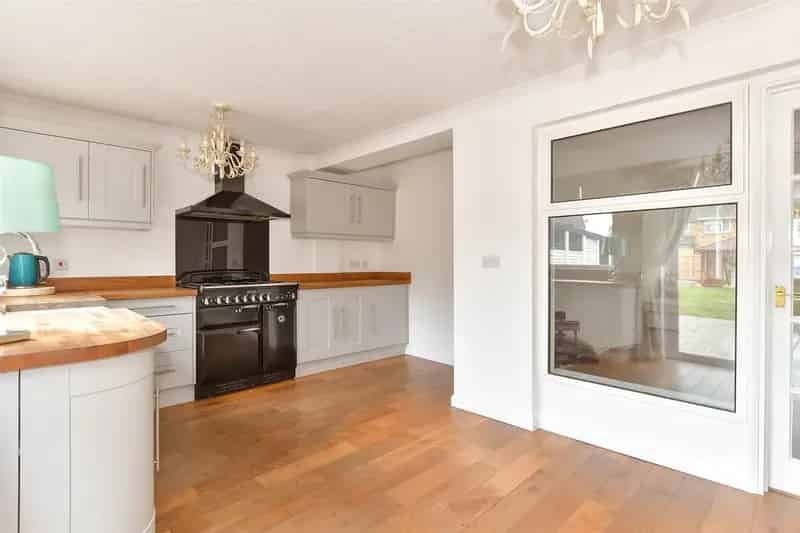 3 Bedroom Semi-Detached House For Sale Chain Free