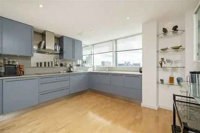 Luxury Two Bedroom Apartment with River Views in London SW1V