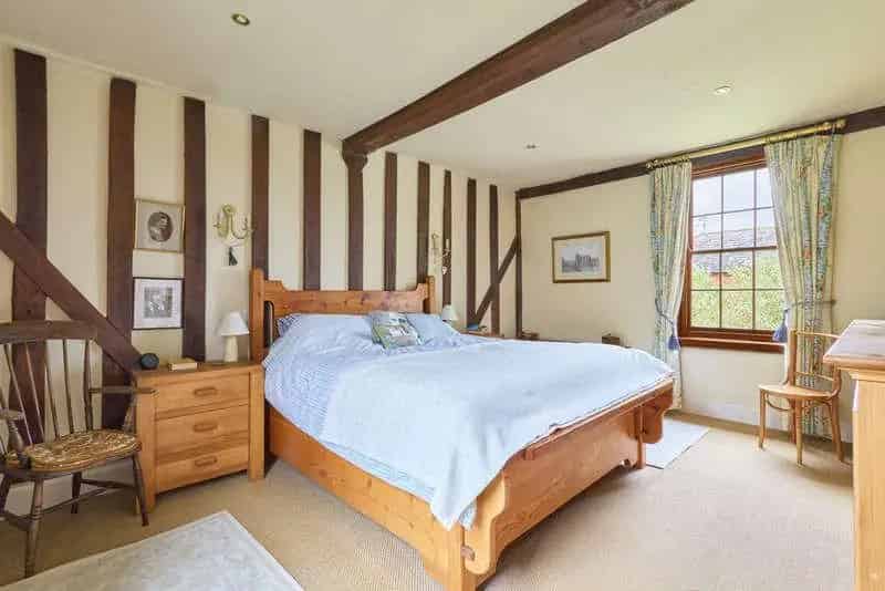 6 bed house for sale