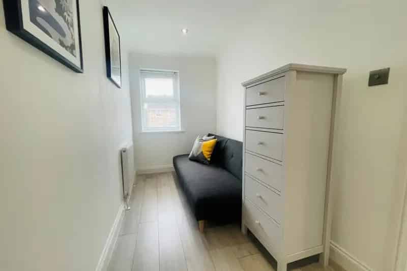 Two Bedroom Detached House Near London A1M M25