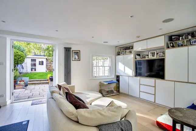 5 Bedroom Semi-Detached House for Sale in De Beauvoir Road London