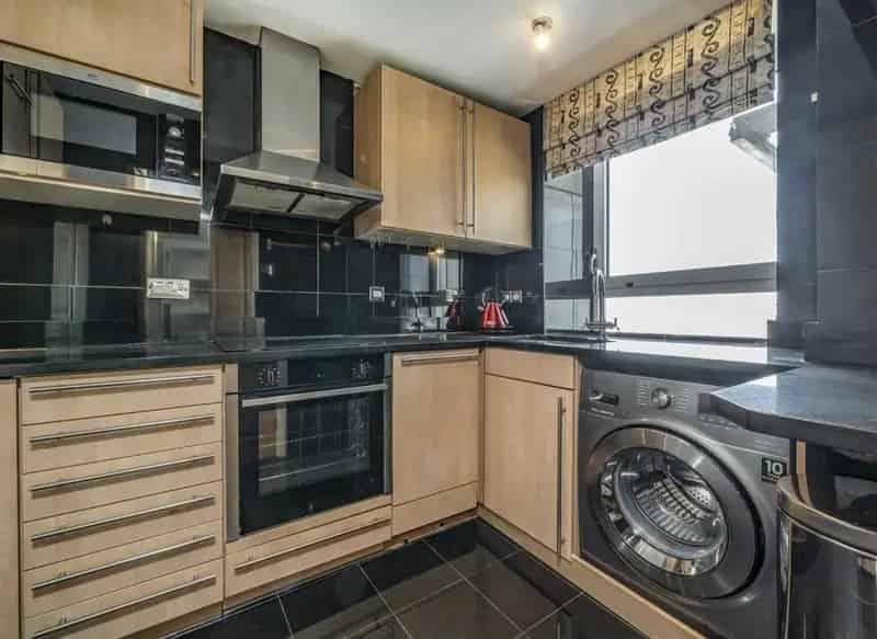 Spacious 3-Bedroom Apartment in Chelsea with Parking