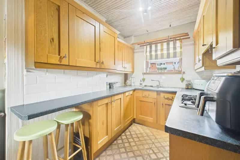 3 Bed Terraced House Pennine Way Modern Bathroom Large Living Room Garden