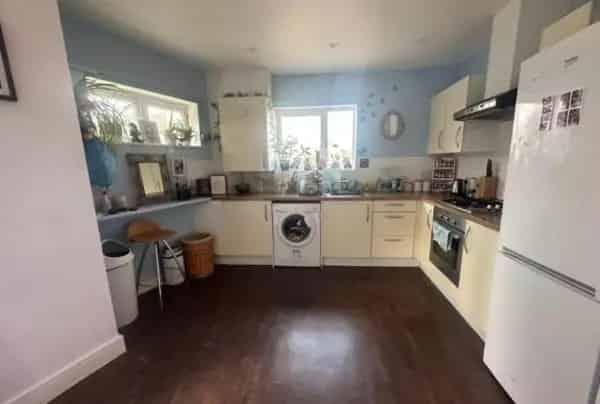 Spacious Top Floor Apartment Near City Centre