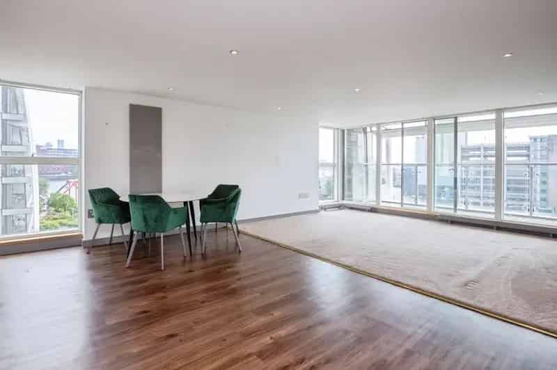 2 Bed Apartment Salford Quays Stunning Water Views Secure Parking