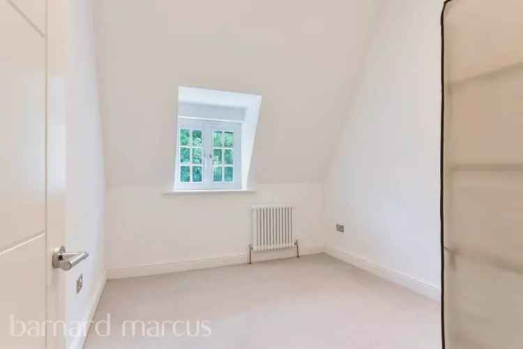 One Bedroom Top Floor Apartment Near Shops and Restaurants