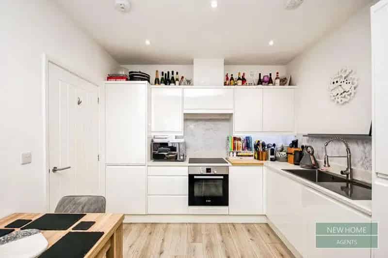 2 Bedroom Apartment for Sale - Ideal for Professional Couples