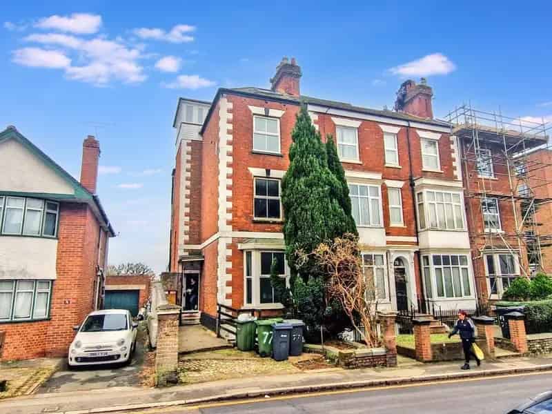 8 Bedroom End of Terrace House For Sale