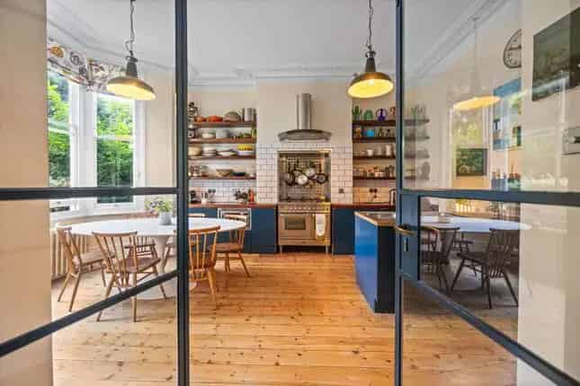 Semi Detached House for Sale in Brondesbury NW6