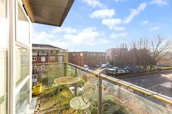 Two Bedroom Apartment Near Rickmansworth Town Centre