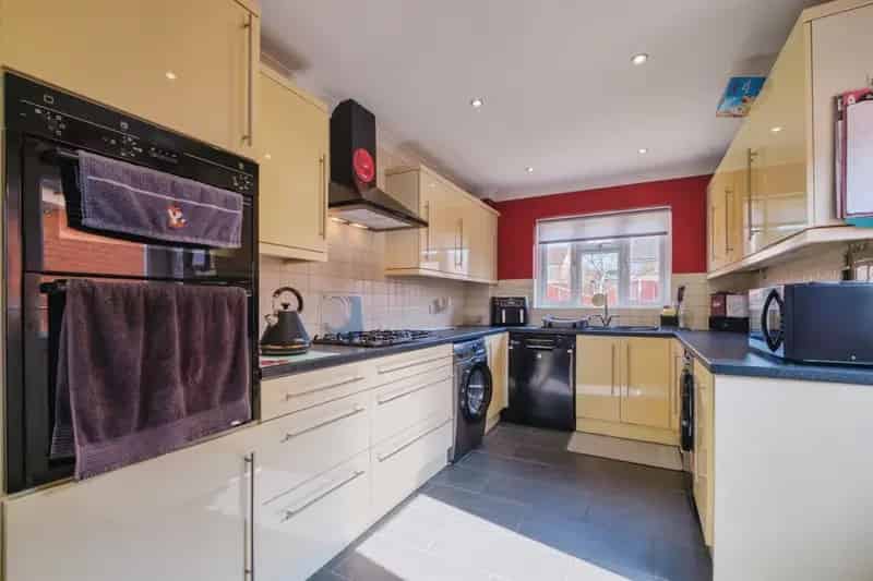 4 Bedroom Detached House with Garage and Gardens