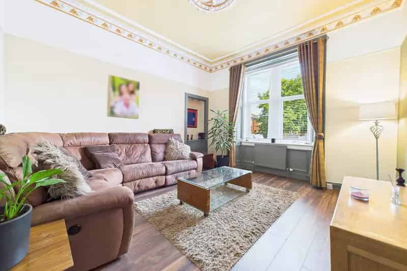 2 Bedroom Flat Uddingston - Modern Style and Traditional Charm
