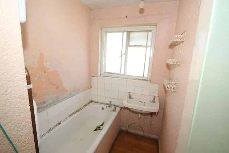 2 Bed Flat for Sale - Needs Refurbishment