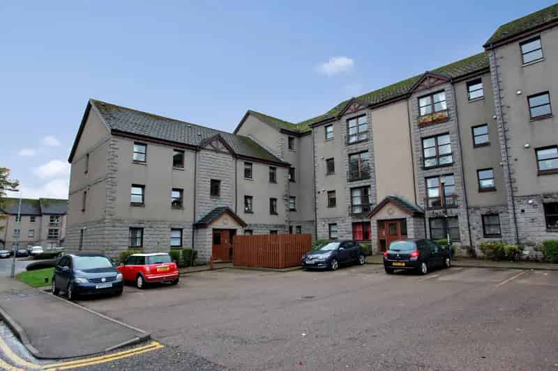 Spacious 2-Bedroom Flat Near University and City Center