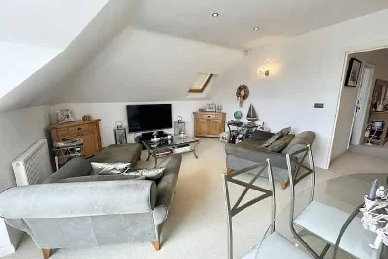 2 Bedroom Flat for Sale Near Southbourne Grove