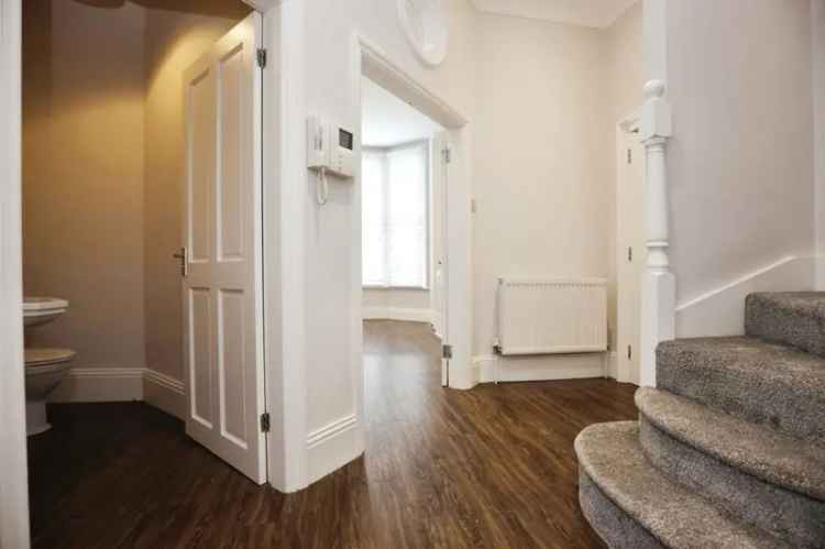 Flat For Sale in Leam Terrace, Warwick, England