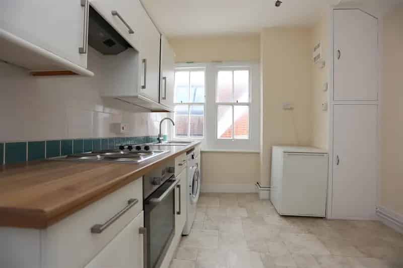 2 Bedroom Flat to Rent Queens Park Newly Redecorated