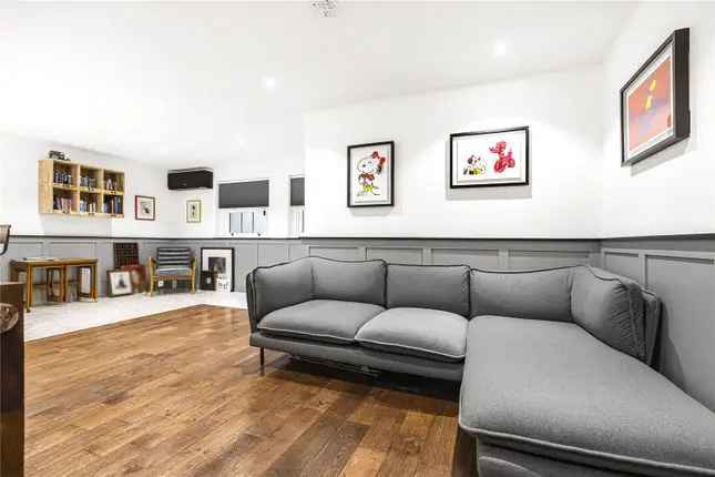 Two-Bedroom Flat to Rent in Spitalfields, London E1 - Short Let