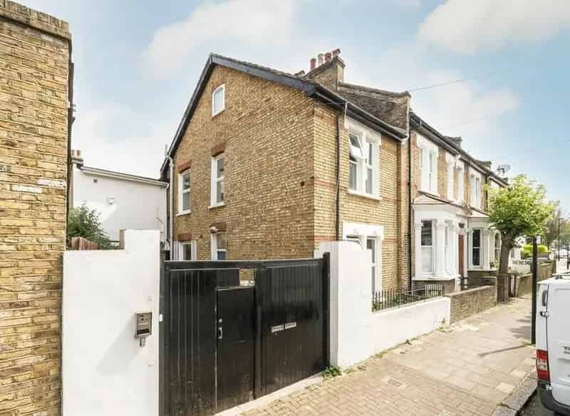 3-Floor End Terrace House with Parking Near Clapham Brixton