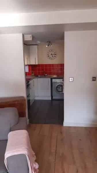 2 Bedroom Flat Stepney Near Shops Schools and Transport