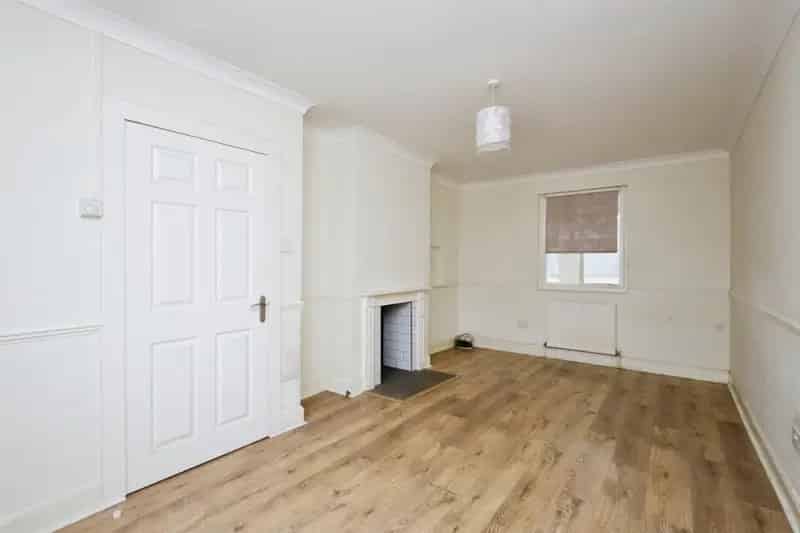 3 Bed Mid Terrace House Hampden Park Eastbourne Chain Free