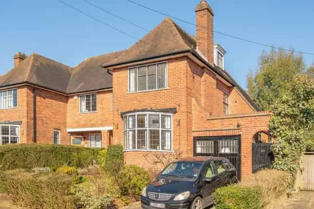 4 Bedroom House for Sale in Hampstead Garden Suburb London