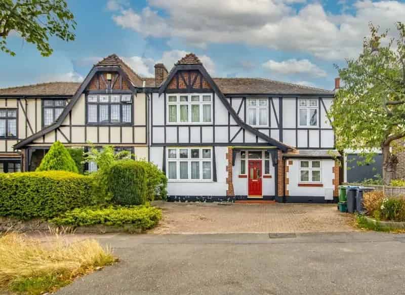 Large Room in 7-Bedroom House Bills Included Students Only