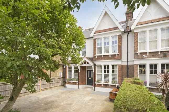 Spacious Semi-Detached Home for Rent in London SW4