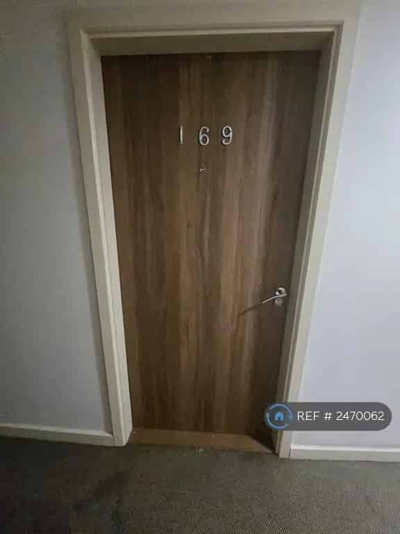 2 Bedroom Flat with Parking Available May 4 2025