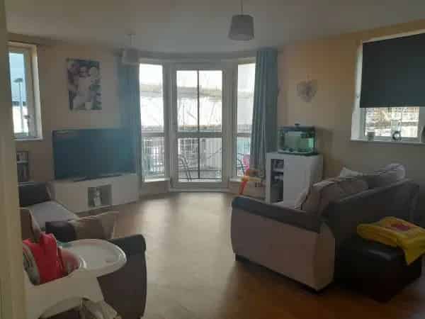 Large 2 Bed Flat Balcony Secure Garden Car Park Near Shops Schools Station