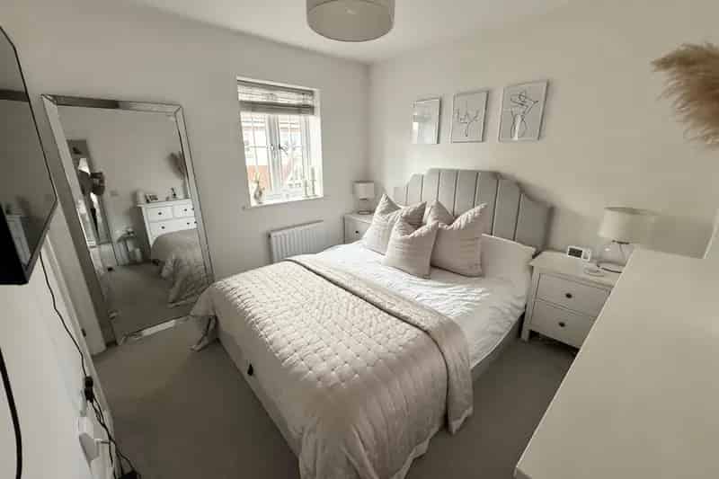 3 Bed Semi-Detached House with En-Suite and Landscaped Garden