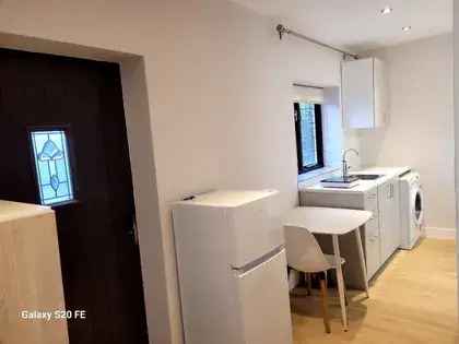 1 Room Studio Flat 32m² London June Available Females Only