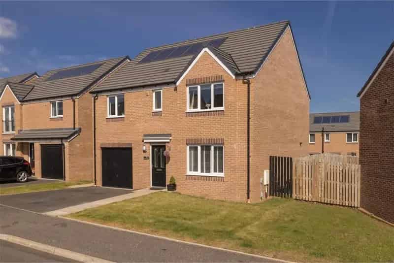 4 Bed Detached House with 2 Reception Rooms