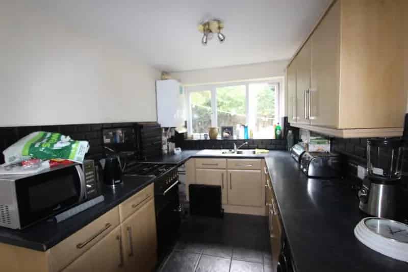 2 Bedroom Maisonette Near Schools and Transport
