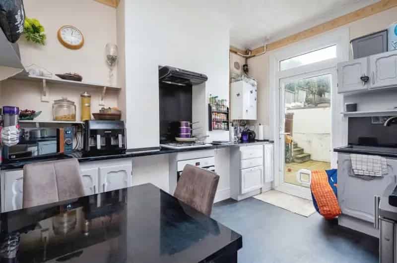 3 Bedroom Bay Fronted House Near Amenities and Schools