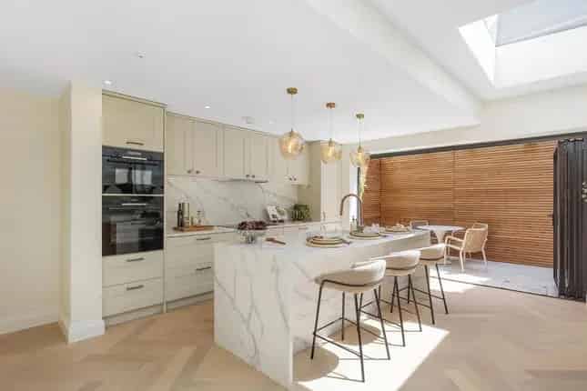 4-Bedroom Family Home in Munster Village Fulham