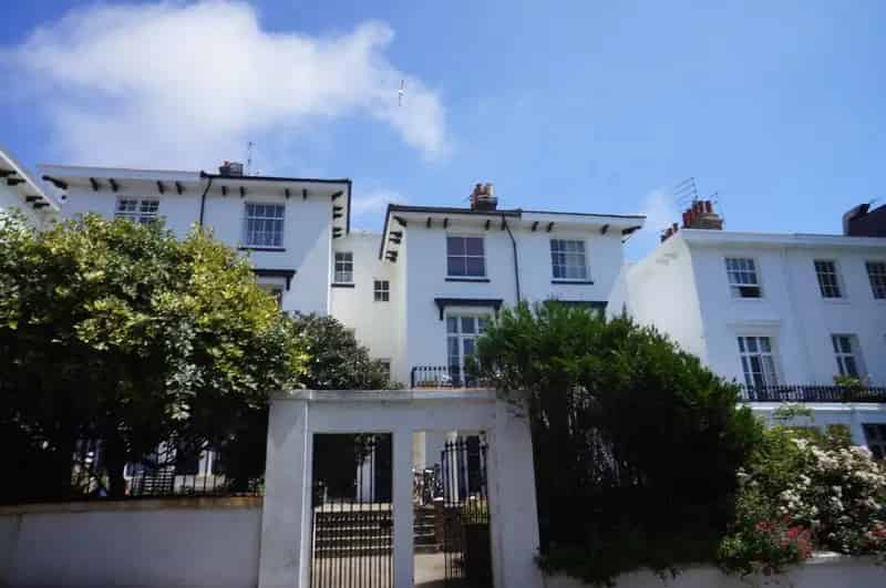 Studio Flat to Rent Central Norfolk Square Near Seafront